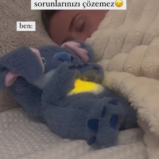 Mavi Koala Nefes Alan Varyasyon🌙 Gece lambası özelliği bebeğinizin karanlık korkusunu azaltırken, nefes taklidi mekanizması rahatlatıcı bir etki sunar.
💖 Anne kucağı gibi sıcak ve güven verir