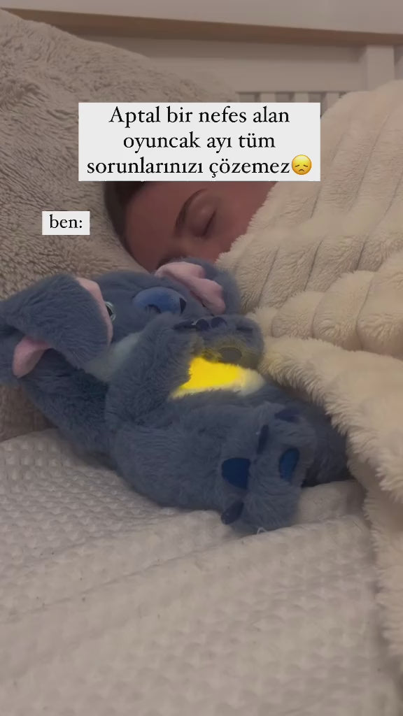 Mavi Koala Nefes Alan Varyasyon🌙 Gece lambası özelliği bebeğinizin karanlık korkusunu azaltırken, nefes taklidi mekanizması rahatlatıcı bir etki sunar.
💖 Anne kucağı gibi sıcak ve güven verir